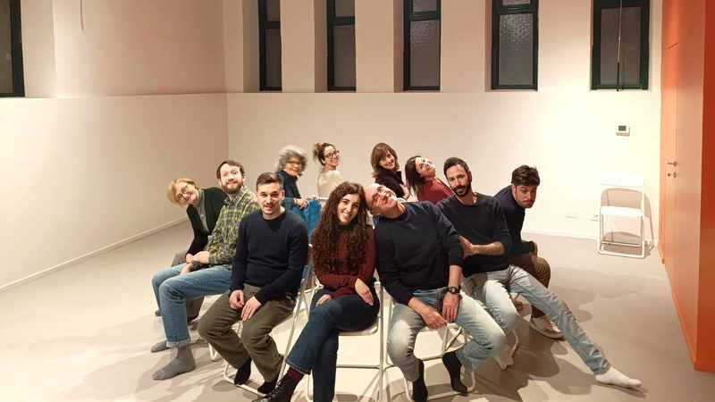 Allievi del corso di teatro per adulti Maigret & Magritte durante una lezione a Torino